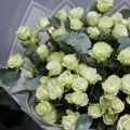Букет из кустовых розочек белых с эвкалиптом